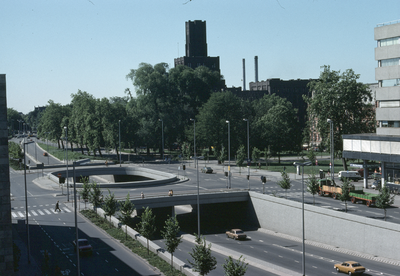 803015 Gezicht op de Catharijnebaan te Utrecht, met links het Moreelseviaduct en het Willemsviaduct en op de ...